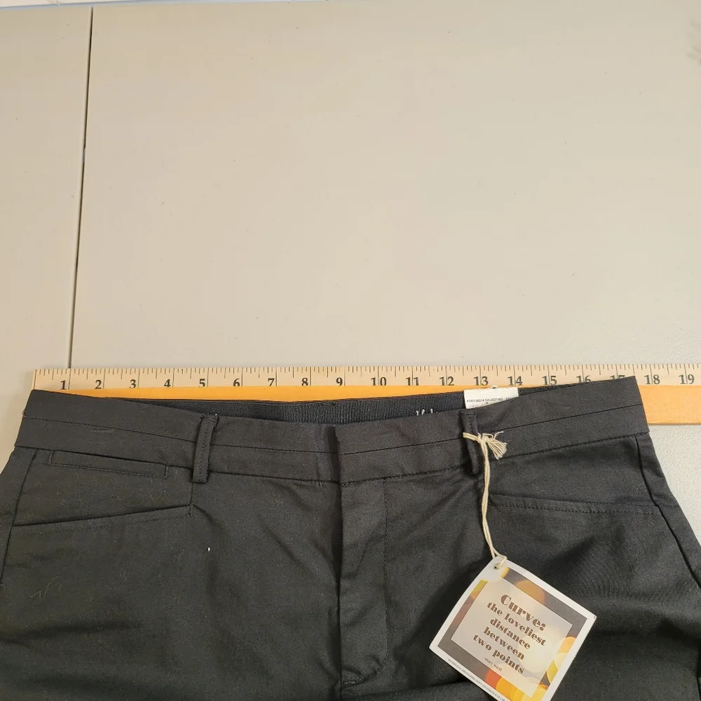 Dockers Womens Capri Pants Size 12 Denim look Truly Slimming Slim Fit